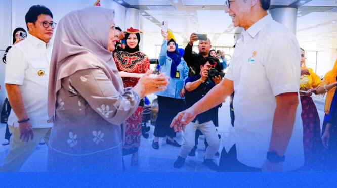 Wagub Sulawesi Tengah dr. Reny A. Lamadjido menyambut Menkes RI Budi Gunadi Sadikin di Palu. (Foto : Berani Media)
