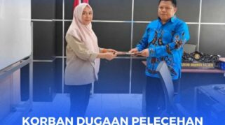 Korban AT (45) menyerahkan laporan dugaan pelecehan seksual oknum Anggota DPRD Buol kepada Kepala Perwakilan Komnas HAM Sulteng, Livand Breemer