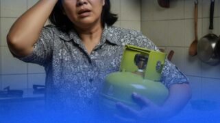 Ibu rumah tangga dengan gas elpiji