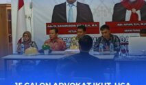 Ketua Dewan Kehormatan DPD KAI Sulteng Ujang Hermansyah, menyenangkan soal ujian UCA kepada ketua panitia pelaksana