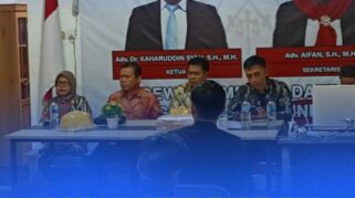 Ketua Dewan Kehormatan DPD KAI Sulteng Ujang Hermansyah, menyenangkan soal ujian UCA kepada ketua panitia pelaksana