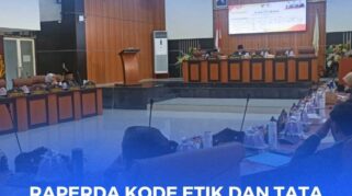 Ketua DPRD Kota Palu Rico. A. Djanggola, saat memimpin rapat paripurna pengesahan Raperda Kode Etik dan Tata Beracara BK