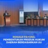 Ketua Pansus Ronald Payung, saat menyampaikan laporan terkait dua buah Raperda DPRD Kota Palu