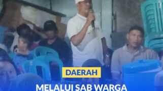 Salah seorang warga mengajukan pertanyaan saat mengikuti reses anggota dewan di Kelurahan Baru, Kota Palu