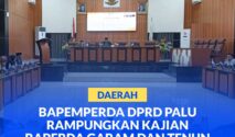 Ketua DPRD Kota Palu Rico AT Djanggola, didampingi staf ahli Walikota Usman. SH, memimpin rapat paripurna di ruang sidang utama gedung DPRD Kota Palu