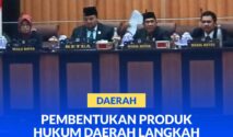 Ketua DPRD Kota Palu, Rico AT. Djanggola didampingi Wakil Kerua I dan II, serta Asisten III Pemkot Palu Eka Komalasari, memimpin rapat paripurna penjelasan walikota terhadap Raperda Kota Palu tentang APBD 2026, Sabtu (29/11) di ruang rapat utama Gedung DPRD Palu.