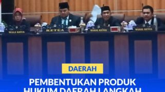 Ketua DPRD Kota Palu, Rico AT. Djanggola didampingi Wakil Kerua I dan II, serta Asisten III Pemkot Palu Eka Komalasari, memimpin rapat paripurna penjelasan walikota terhadap Raperda Kota Palu tentang APBD 2026, Sabtu (29/11) di ruang rapat utama Gedung DPRD Palu.