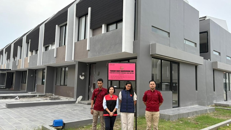 Terbang ke Makassar penyidik Kejati Sulteng sita rumah mewah Kades Tamainusi.