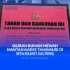 Plang pengumuman objek sitaan Kejati Sulteng dirumah mewah Kades Tamainusi.