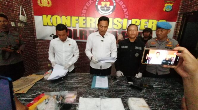 Kasat Narkoba Polresta Palu, Kompol Usman, memberi keterangan pers saat presrilis di Mapolresta Palu