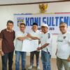 Ketua harian KONI Kota Palu Akram Agus menerima SK pengurusan KONI Palu 2026-2029, dari pengurus KONI Sulteng.