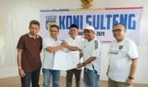 Ketua harian KONI Kota Palu Akram Agus menerima SK pengurusan KONI Palu 2026-2029, dari pengurus KONI Sulteng.