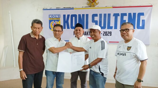 Ketua harian KONI Kota Palu Akram Agus menerima SK pengurusan KONI Palu 2026-2029, dari pengurus KONI Sulteng.
