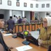 Anggota DPRD kota Palu, Andris S.Sos berbincang dengan Sekdakot Palu, Irmayanti Petalolo S.Sos, MM terkait rencana Penambahan Huntap Duyu