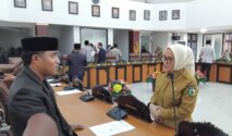 Anggota DPRD kota Palu, Andris S.Sos berbincang dengan Sekdakot Palu, Irmayanti Petalolo S.Sos, MM terkait rencana Penambahan Huntap Duyu
