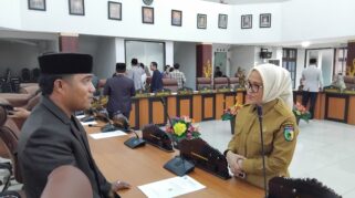 Anggota DPRD kota Palu, Andris S.Sos berbincang dengan Sekdakot Palu, Irmayanti Petalolo S.Sos, MM terkait rencana Penambahan Huntap Duyu