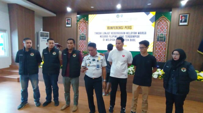 Kepala Imigrasi TPI Kelas 1 Palu, Muhammad Akmal didampingi Inteldakim Palu, memberi keterangan pers kepada wartawan terkait WNA Philiphina