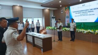 Kakanwil Ditjen Imigrasi dan Pemasyarakatan Sulteng, Arief Satoto, mengambil dan melantik pejabat eselon dilingkup kantor imigrasi Palu.