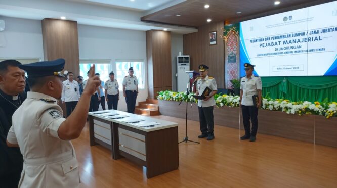 Kakanwil Ditjen Imigrasi dan Pemasyarakatan Sulteng, Arief Satoto, mengambil dan melantik pejabat eselon dilingkup kantor imigrasi Palu.