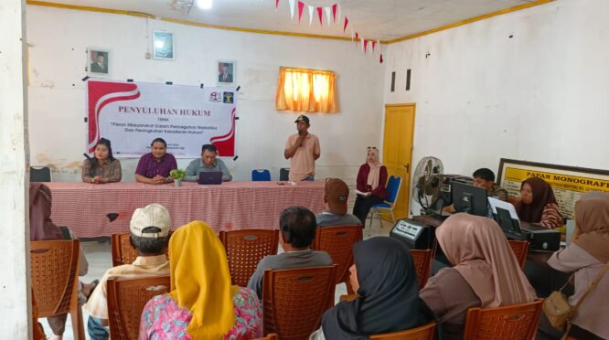 Penyuluhan hukum LBH Sulteng di Desa Bomba, Kecamatan Marawola, Kabupaten Sigi. (Foto: Salam La'abu)