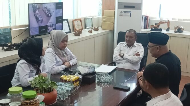 Kepala Dinas Perumahan, Kawasan Permukiman, dan Pertanahan (Perkimtan) Provinsi Sulawesi Tengah, Dr. Ir. H. Akris Fattah Yunus, MM, menerima kunjungan kerja Kepala Dinas Perumahan dan Kawasan Permukiman Kabupaten Banggai bersama rombongan