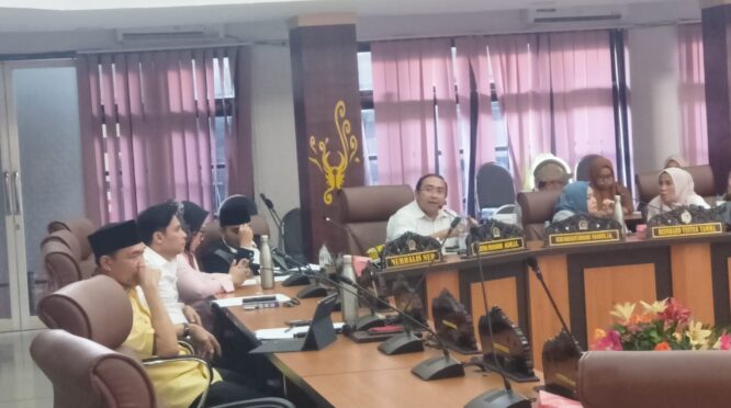 Wakil Ketua I, Muhlis U Aca, memimpin RDP dengan sejumlah OPD lingkup Kota Palu. (Foto: Salam Laabu)