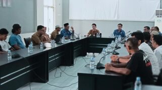 Pertemuan masyarakat Desa Oyom dengan Dinas ESDM Provinsi Sulteng.