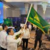 Gufran Ahmad mengangkat bendera Kadin setalah menang dalam pemilihan ketua umum Kadin Sulteng melakukan Musda provinsi