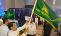 Gufran Ahmad mengangkat bendera Kadin setalah menang dalam pemilihan ketua umum Kadin Sulteng melakukan Musda provinsi