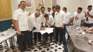 Gufran Ahmad menandatangani surat pernyataan dari Panitia SC Kadin Sulteng yang menyatakan berkasnya lengka dan memenuhi syarat.