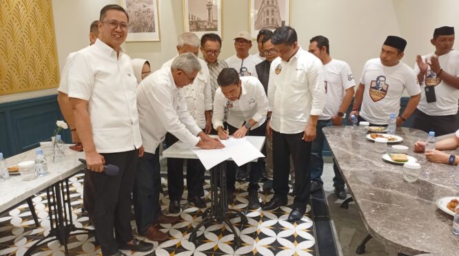 Gufran Ahmad menandatangani surat pernyataan dari Panitia SC Kadin Sulteng yang menyatakan berkasnya lengka dan memenuhi syarat.