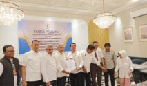 Ketua Tim pemenangan Hidayat Lamakarate saat mendampingi Gufran Ahmad pada pengembalian formulir pendaftaran bakal calon ketua umum Kadin Sulteng.