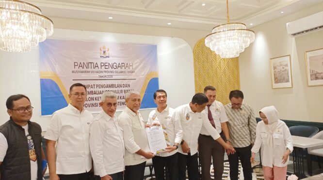 Ketua Tim pemenangan Hidayat Lamakarate saat mendampingi Gufran Ahmad pada pengembalian formulir pendaftaran bakal calon ketua umum Kadin Sulteng.