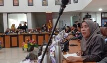 Anggota DPRD Palu, Ulfa Saleh, membeberkan terkait RS di palu yang meminta biaya visum saat rapat paripurna. Foto: Firmansyah