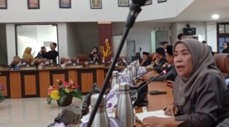 Anggota DPRD Palu, Ulfa Saleh, membeberkan terkait RS di palu yang meminta biaya visum saat rapat paripurna. Foto: Firmansyah
