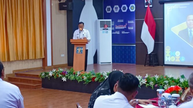 Kakanwil Kemenkum Sulteng, Rakhmat Ranaldy membuka sosialisasi pemberdayaan KI di bidang indikasi geografis dan merek kolektif koperasi merah putih bertajuk “Koperasi Merah Putih Jaga Indikasi Geografis: dari Desa untuk Dunia” di Aula Garuda, Kanwil Kemenkum Sulteng. (Foto: Salam Laabu)
