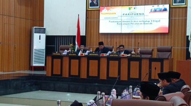 Rapat Paripurna DPRD Kota Palu membahas tiga Ranperda, pandangan Umum Fraksi-fraksi dan tanggapan Walikota Palu