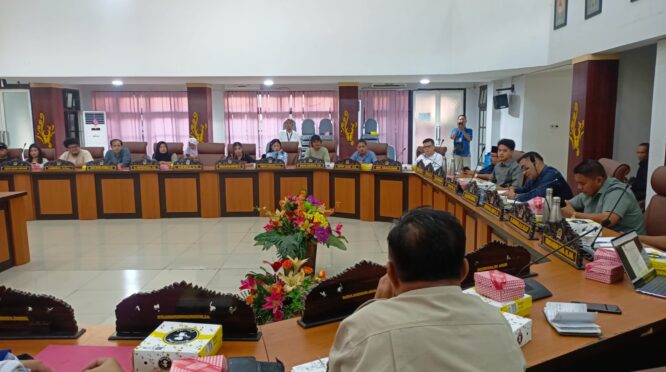 RDP- Komisi C, DPRD Kota Palu, menggelar RDP terkait persoalan parkir tepi jalan Hasanuddin. (Foto: salam laabu)