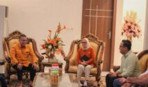 Wali Kota Palu H. Hadianto Rasyid, S.E. didampingi Sekretaris Daerah Kota Palu Irmayanti Pettalolo, S.Sos. Saat menemui rombongan Perjuangan Masyarakat Pantoloan (PMP)