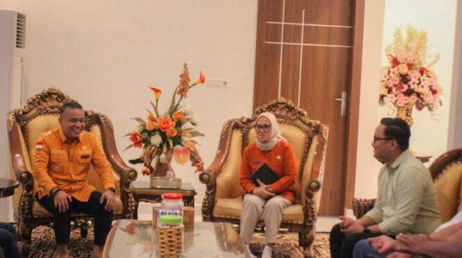 Wali Kota Palu H. Hadianto Rasyid, S.E. didampingi Sekretaris Daerah Kota Palu Irmayanti Pettalolo, S.Sos. Saat menemui rombongan Perjuangan Masyarakat Pantoloan (PMP)