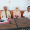 Deddy Budi Setiawan bersama kuasa hukumnya Fadli Anang. SH. MH, dan Jihan Syaira. SH, saat konfrensi pers di salah satu kafe di Palu. (foto: salam Laabu)
