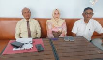 Deddy Budi Setiawan bersama kuasa hukumnya Fadli Anang. SH. MH, dan Jihan Syaira. SH, saat konfrensi pers di salah satu kafe di Palu. (foto: salam Laabu)