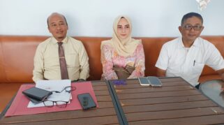 Deddy Budi Setiawan bersama kuasa hukumnya Fadli Anang. SH. MH, dan Jihan Syaira. SH, saat konfrensi pers di salah satu kafe di Palu. (foto: salam Laabu)