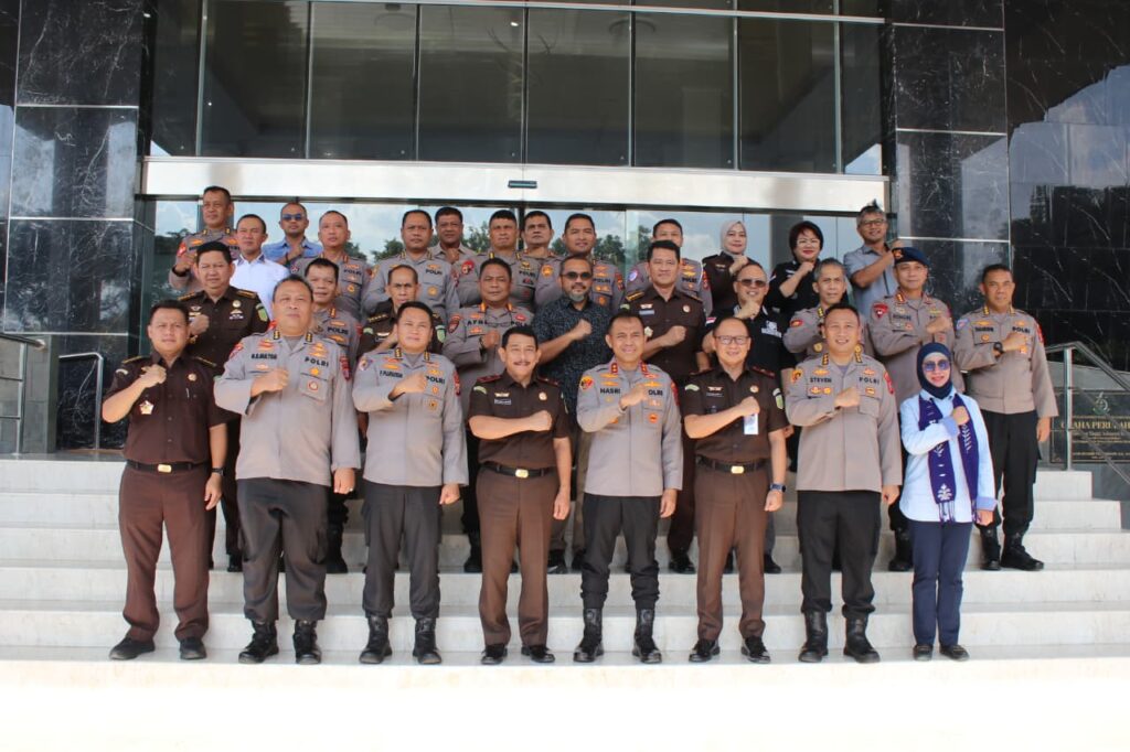 FOTO BERSAMA: Kajati Sulteng, Zullikar Tanjung, S.H., M.H, Kapolda Sulteng, Irjen Pol. Nasri, Wakajati Sulteng, Imanuel Rudy Pailang, S.H., M.H beserta PJU Kejati dan polda Sulteng