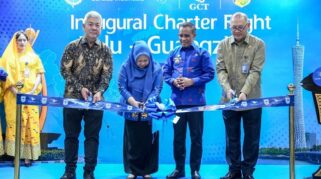 Gubernur Sulteng Anwar Hafid dan Wakil Gubernur Sulteng, Reny A Lamadjido, meresmikan penerbangan perdana rute charter Palu–Guangzhou oleh maskapai PT Garuda Indonesia (Persero) Tbk, Kamis (6/8/2026).