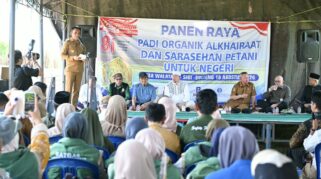 Gubernur Sulawesi Tengah Anwar Hafid saat menghadiri Panen Raya Budidaya Padi Organik Al-Khairaat dan Sarasehan Petani untuk Negeri di Desa Walatana, Selasa (18/8/2026).