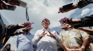 Gubernur Sulawesi Tengah Anwar Hafid meresmikan pengembangan ruas jalan Boladangko-Banggaiba di Lapangan Desa Lonca, Kamis (2/4/2026).