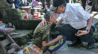 Kecupan rasa haru Gubernur Anwar Hafid kepada Wanita Lansia salah satu korban gempa bumi yang melanda sejumlah wilayah di Kabupaten Sigi.
