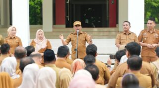 Gubernur Sulawesi Tengah Anwar Hafid memimpin apel perdana yang diikuti ASN, PPPK hingga PPPK paruh waktu di halaman Kantor Gubernur Sulteng, Senin (5/1/2026).