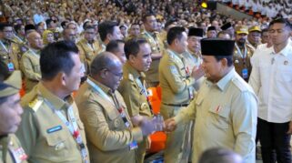 Gubernur Sulteng, Anwar Hafid bersalaman dengan Presiden RI Prabowo Subianto. Di kacara Rakornas Pemerintah Pusat dan Daerah 2026 di Sentul International Convention Center (SICC), Jawa Barat, Senin (2/2/2026)